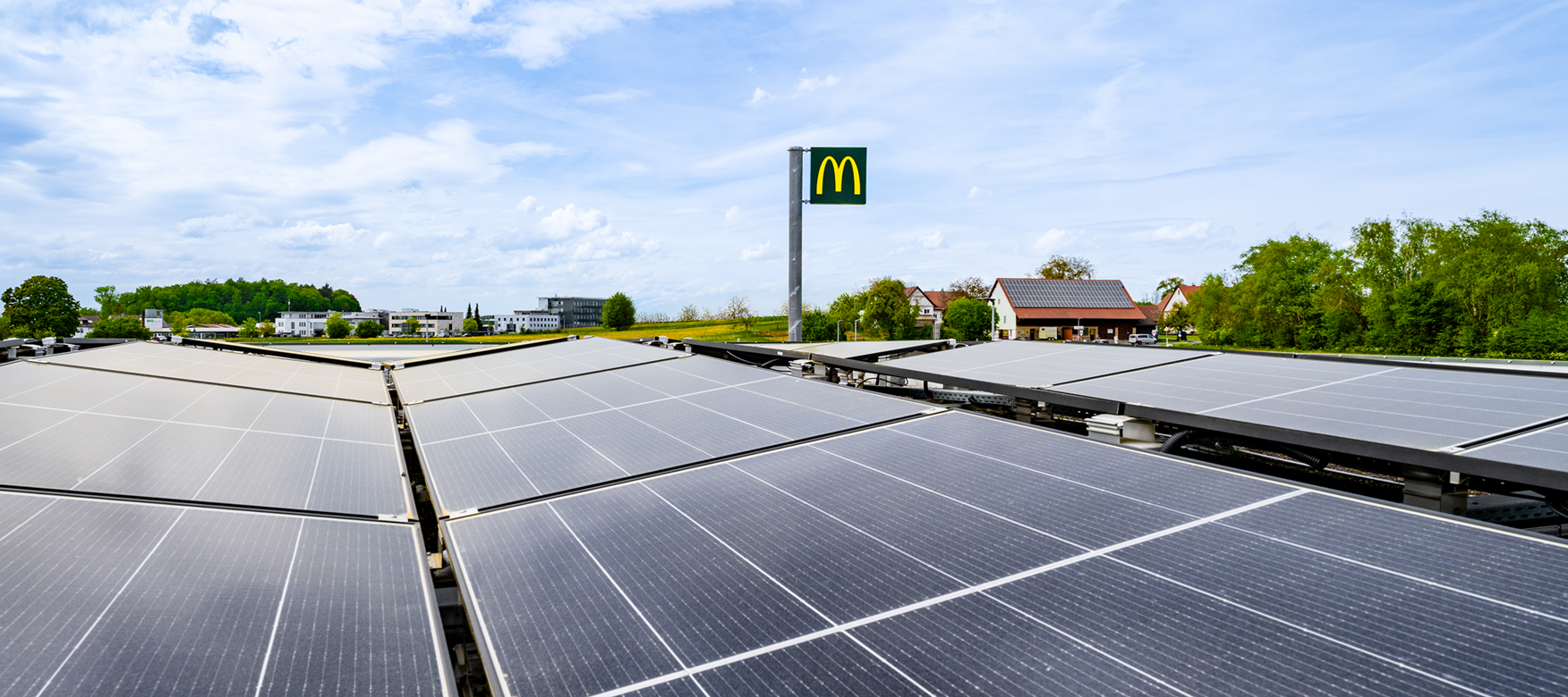 Photovoltaikanlage auf dem Dach eines McDonald's Restaurants