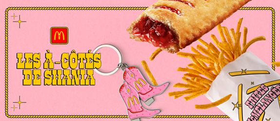 Les mots « Complètement Shania » dans une typographie sur un fond rose de style country avec des Frites McMélangées, un Chausson aux fraises et un porte-clés en forme de bottes de cowboy roses. 