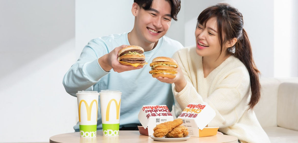 自2月23日起至3月22日止，期間限定「大麥克家族」新成員「香鷄大麥克」、「無敵大麥克」正式列隊。