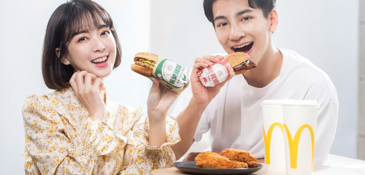 眾所期待的「板烤鷄腿堡」與「烤汁豬排堡」明(23)起至4月19日限期復刻登場！