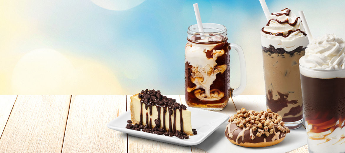 McCafé® Sommerhighlights Cold Brew Caramel Latte, N.Y. Style Cheesecake mit OREO®-Topping und Schoko-Sauce, McFrappé Choc OREO®, Cookie Dough Donut und Eiskaffee.