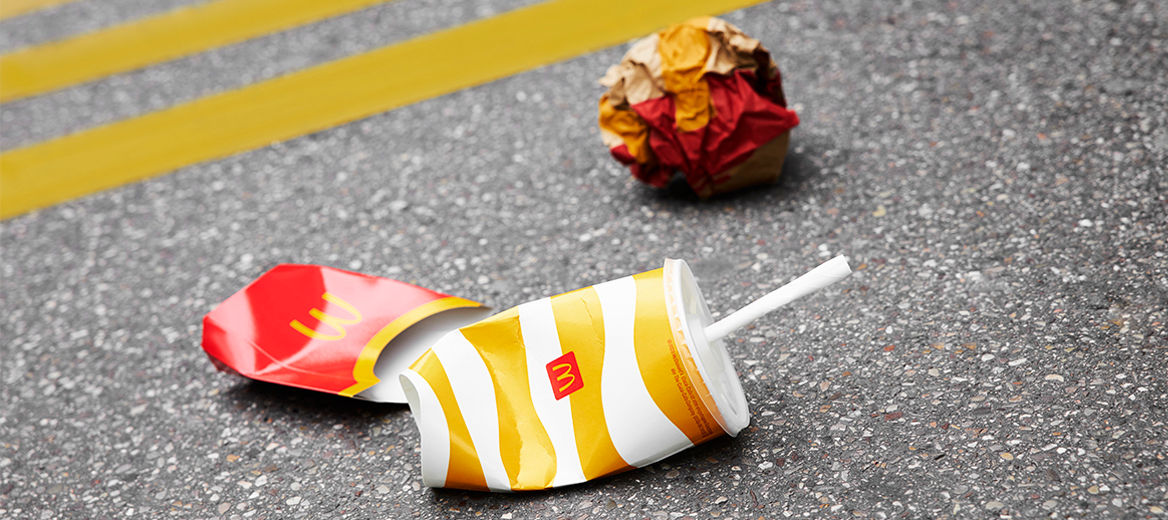 Weggeworfene McDonald's-Verpackungen auf einer Straße