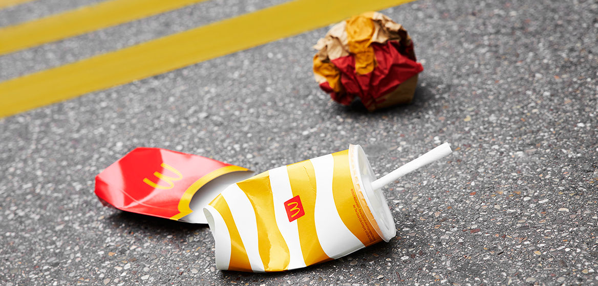 Weggeworfene, leere McDonald's Verpackungen auf einer Straße