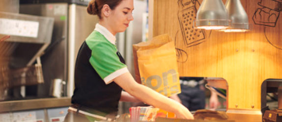 McDonald's Mitarbeiterin packt eine Mitnahmetüte