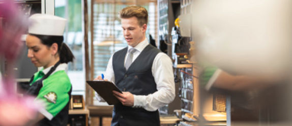 Ein Store-Manager überprüft eine Liste während des Betriebs
