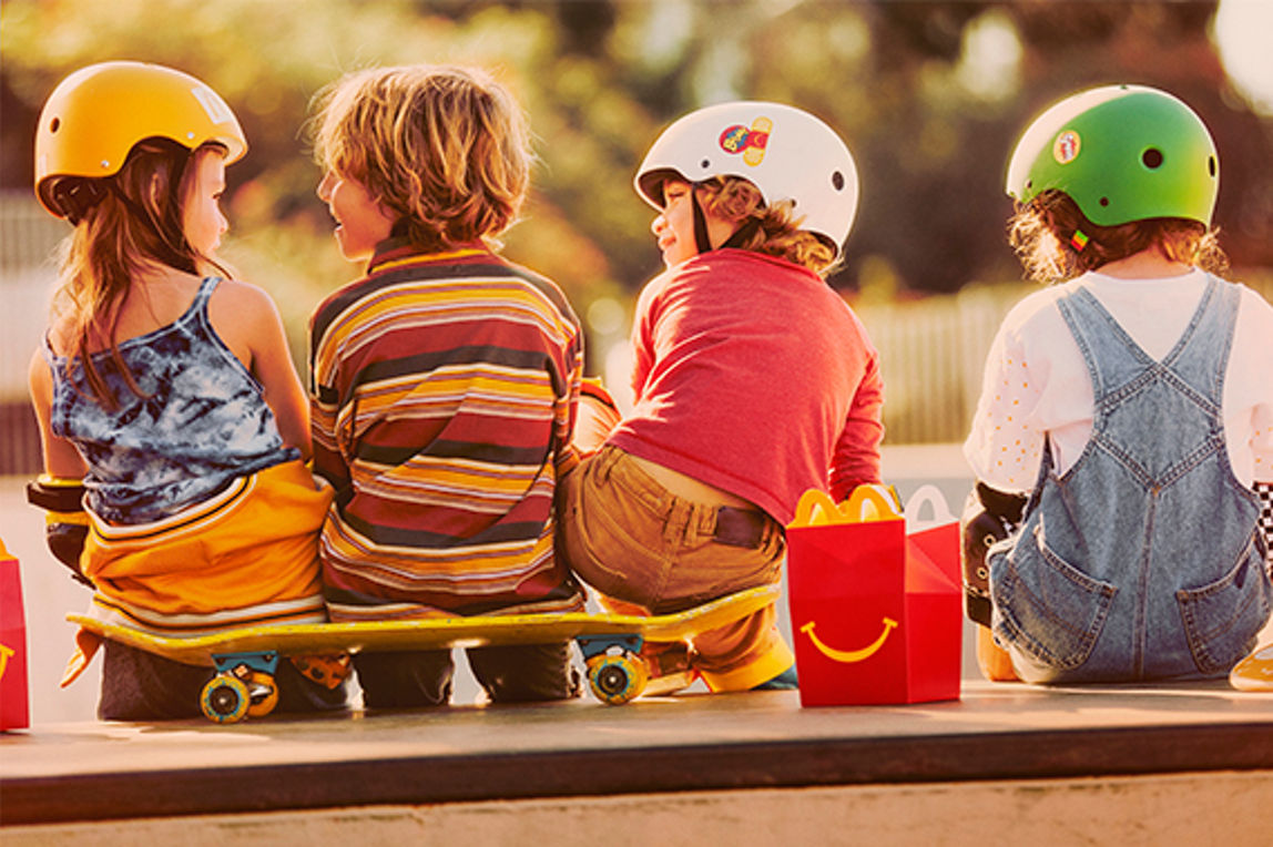 Rückansicht vier Kinder unterhalten sich sitzend