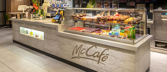 McCafé® Theke mit verschiedenen McCafé® Sweets in der Vitrine.