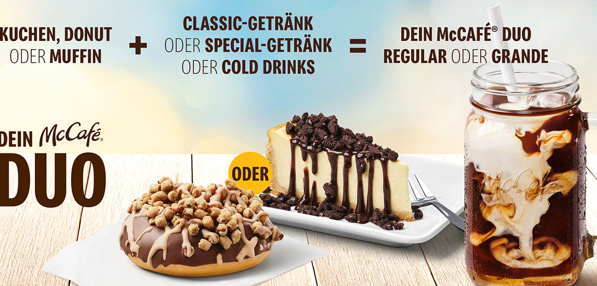 Mechanik des McCafé® DUOs. Kuchen oder Donut oder Muffin plus Classic-Getränk oder Special-Getränk oder Cold Drinks sind dein McCafé® DUO. Im Vordergrund ein N.Y. Style Cheesecake mit OREO®-Topping und Schoko-Sauce und ein Cookie Dough Donut sowie ein Cold Brew Caramel Latte. 