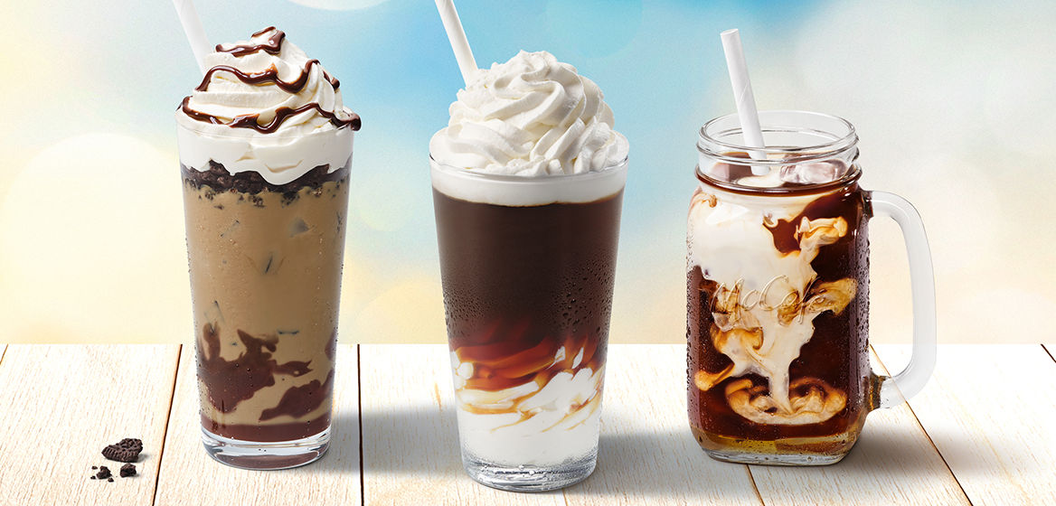 McCafé® Cold Drinks McFrappé Choc OREO®, Eiskaffee mit Sahnehaube und Cold Brew Caramel Latte.