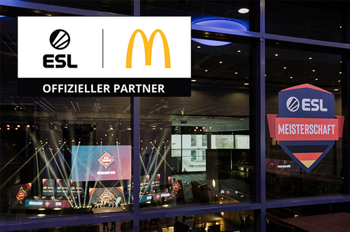 Blick von außen in eine Halle mit einer E-Sport-Bühne. Logo: ESL | McDonald's Offizieller Partner