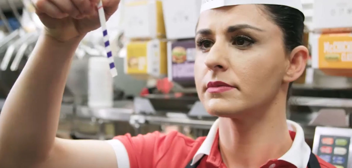 McDonald's Mitarbeiterin prüft einen Teststreifen in der Küche