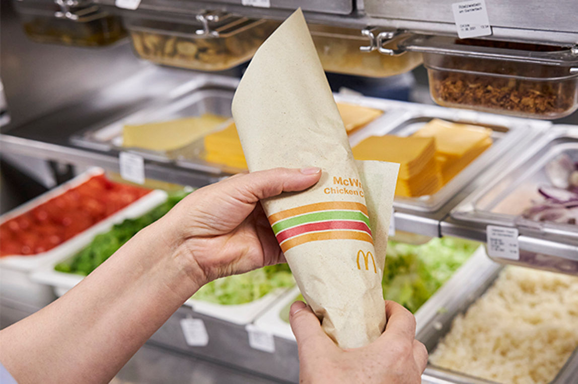 McWrap® in Papierverpackung vor Zutatentheke