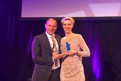 Two Siemens employees on the stage of the International PR Award