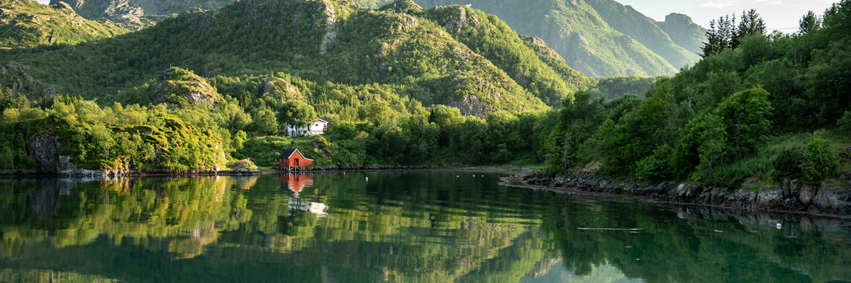 lake-red-house-green-mountains