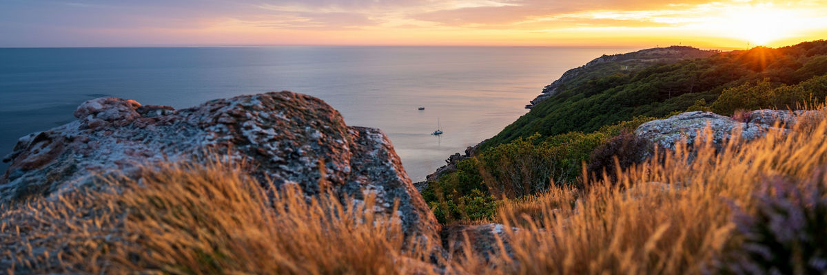 lookout_hill_rocks_ocean_sunset
