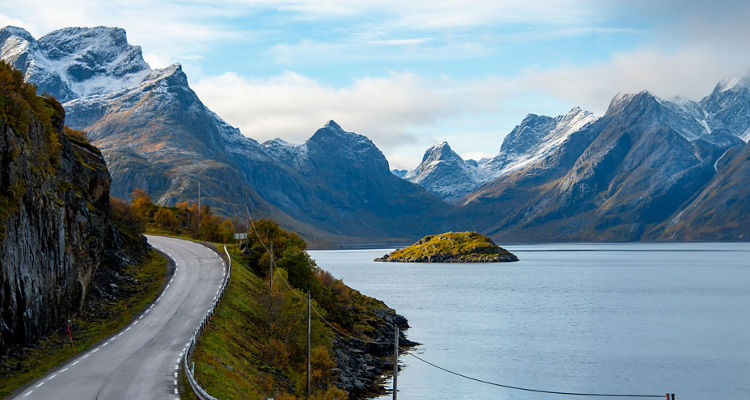 AI-Linked Debt, Fed Cut Doubts Hit Stocks