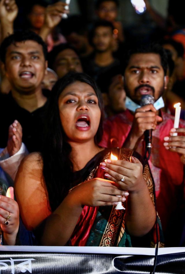 2H1D4WY Students of the University of Dhaka join in a torch procession demanding justice for the violence against Hindu communities during Durga Puja festival in Dhaka, Bangladesh, October 18, 2021. REUTERS/Mohammad Ponir Hossain