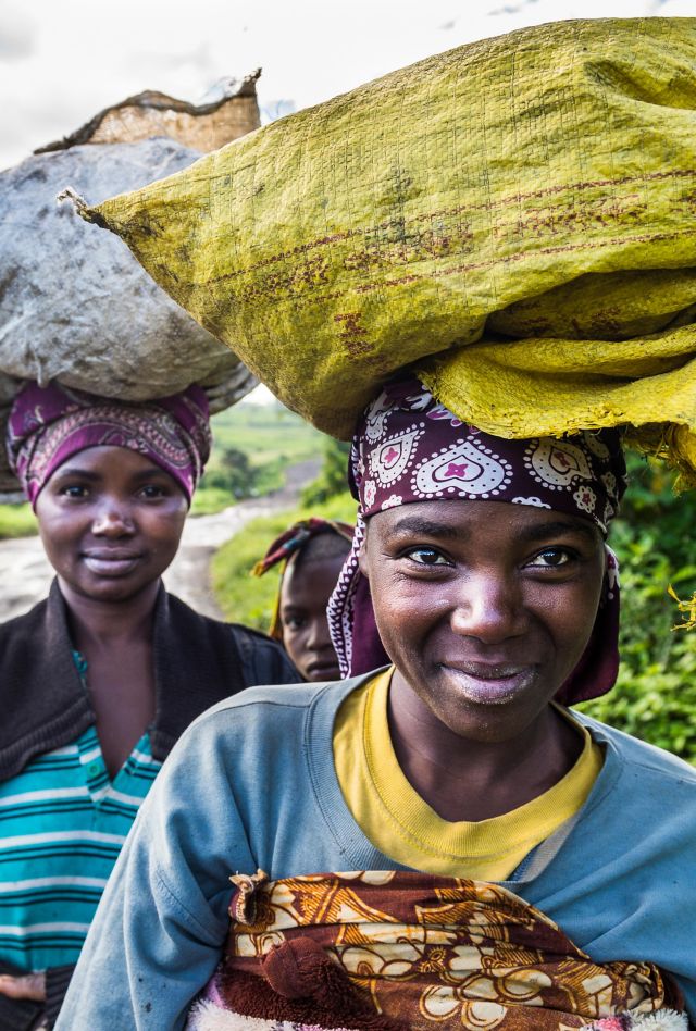 JTACAM Local women carrying goods on their heads, Virunga National Park, Democratic Republic of the Congo, Africa