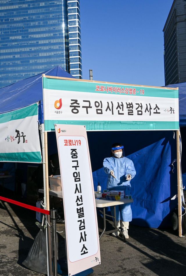 2DKAPMD Health care workers wait for visitors to a new temporary walk-in COVID-19 testing site in Seoul, South Korea on Monday, December 14, 2020. The government opened over 150 free testing centers to combat a severe COVID-19 outbreak. Photo by Thomas Maresca/UPI