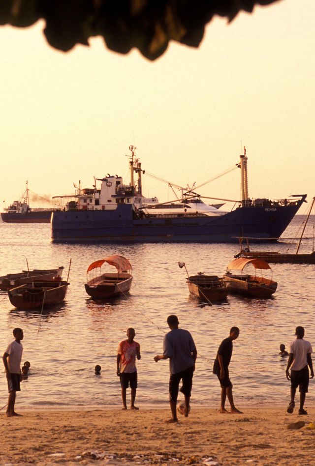 2HA373Y the Harbor in the City of Daressalam in Tanzania.  Tanzania, Dar es Salam , October, 2004