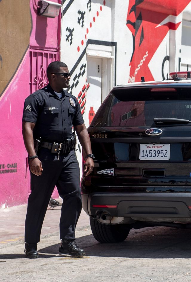 M681JM Unidentified man being arrested by police in Venice Beach, CA