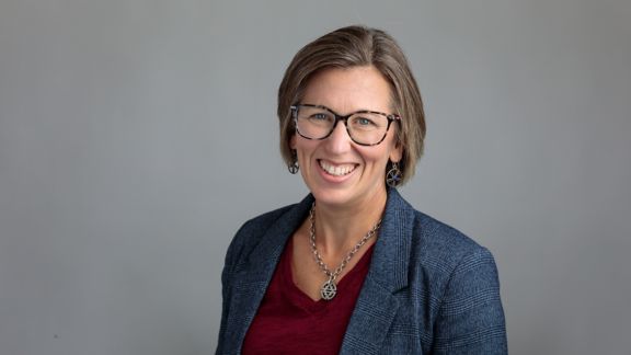 Headshot of Jennifer Benz