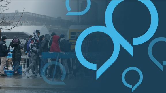 A group of people waiting in line outdoors, with a faint view of a bridge in the background. The image features a blue overlay with translucent blue speech bubble graphics.
