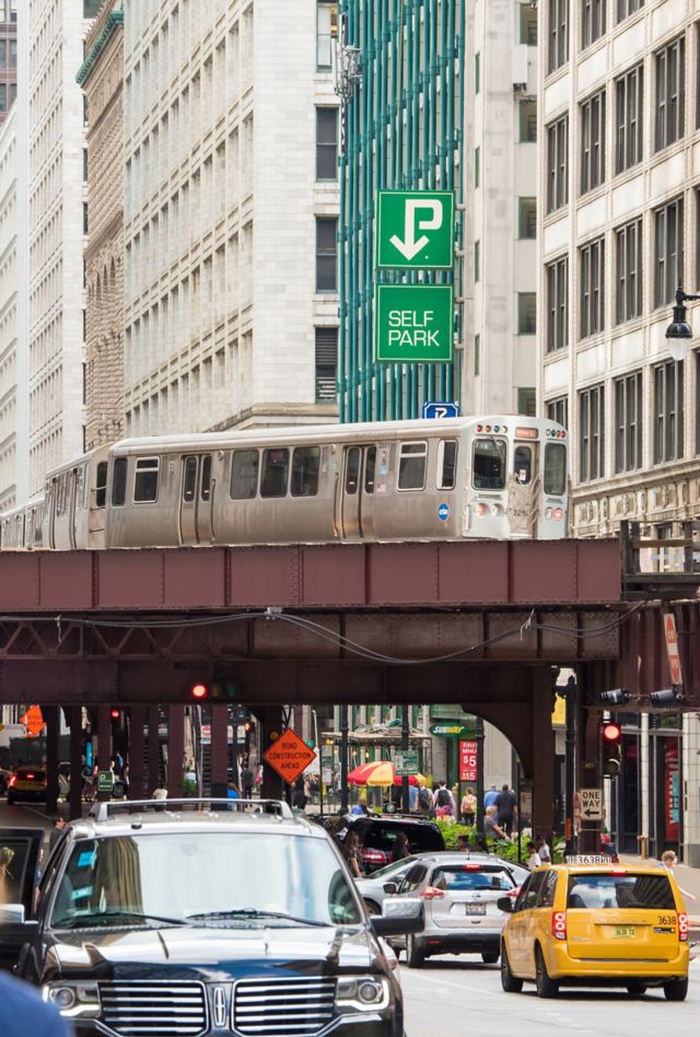 Chicago, IL, August 17, 2017: The L Train, or elevated train, runs through downtown Chicago during rush hour. Chicago's CTA offers trains and buses for commuters who work and live all over the city.