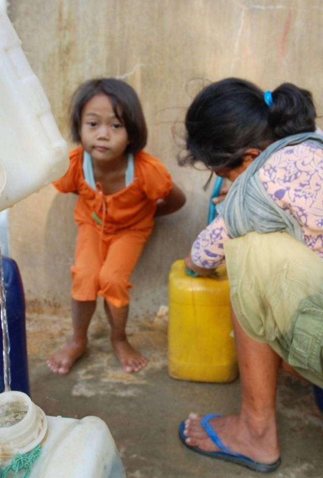 2GFCB71 People from Giriasih District in Gunung Kidul Province collecting fresh water for household activities such as cooking, bathing and drinking. They need roughly 40-50 liters of water a day, but in the dry season, wells dry up and they need to walk about one or two hours a day to obtain fresh water  from an underground river in a cave. Yogyakarta, Indonesia. July 11, 2008.