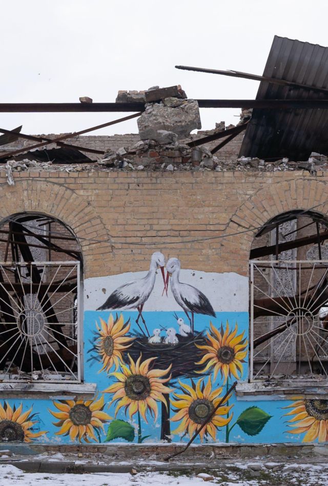 2N4AA8Y War art on Buildings in Irpin, Ukraine