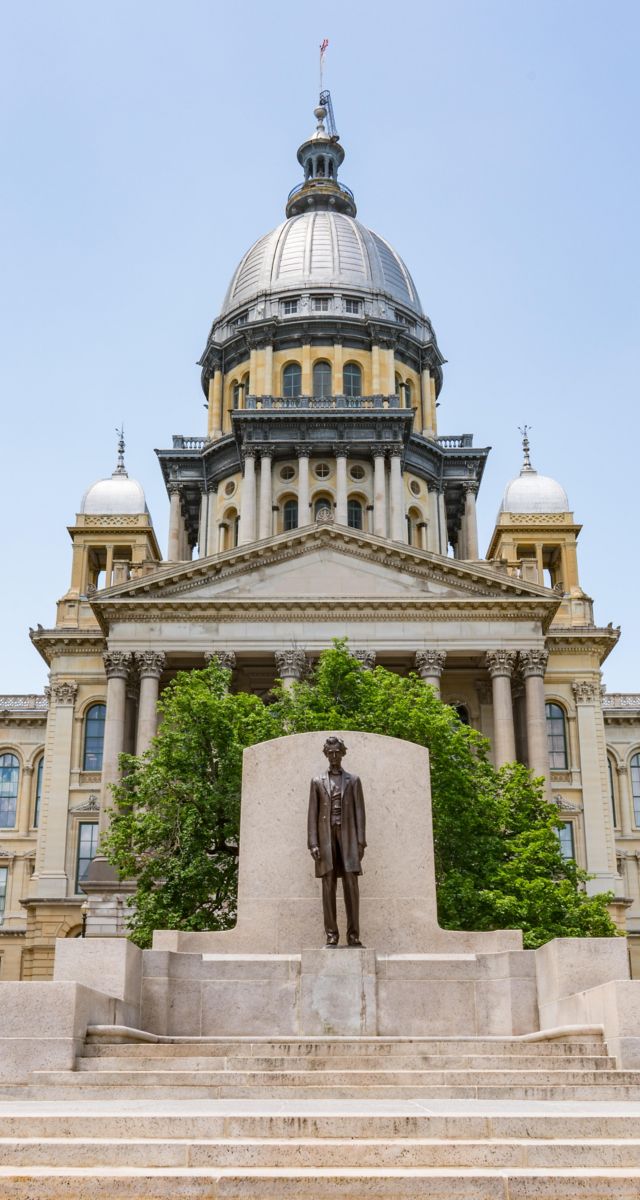 Abraham Lincoln statue in front of capitol building