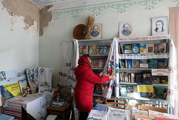 2TAFCWY Rudnytske, Ukraine. 30th Nov, 2023. A librarian straightens the stands in the library in the destroyed village club building in the village of Rudnytske, Kyiv region. The village of Rudnytske suffered greatly during the occupation of Kyiv region by Russian army in the spring of 2022, many houses of local residents and local school building were destroyed. (Photo by Oleksii Chumachenko/SOPA Image/Sipa USA) Credit: Sipa USA/Alamy Live News