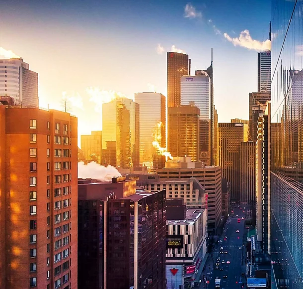 Lever du soleil à Toronto à l’ intersection des rues Bay et Dundas