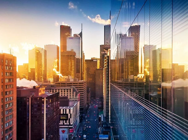 Lever du soleil à Toronto à l’ intersection des rues Bay et Dundas