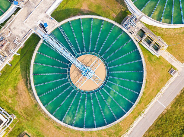 Vue aérienne d’ une usine de traitement de l’eau