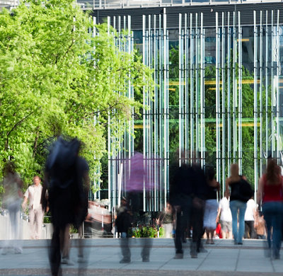 Des travailleurs de bureau déambulent dans le quartier financier, flou de mouvement, Paris, France