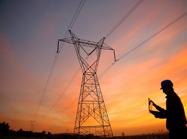 Un ingénieur électricien travaille sur un ordinateur portable