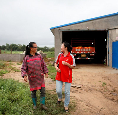 Deux femmes travaillent sur une ferme