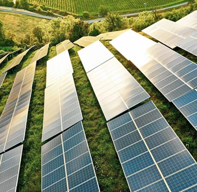 Terrains couverts de panneaux solaires sur des collines vertes