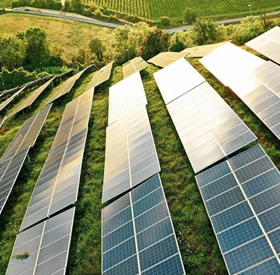 Terrains couverts de panneaux solaires sur des collines vertes