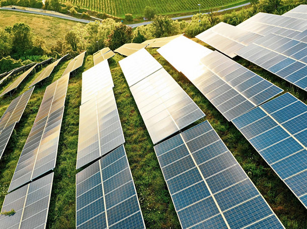 Terrains couverts de panneaux solaires sur des collines vertes