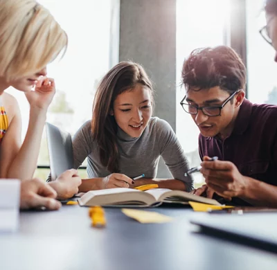 De jeunes élèves effectuent un travail scolaire à la bibliothèque