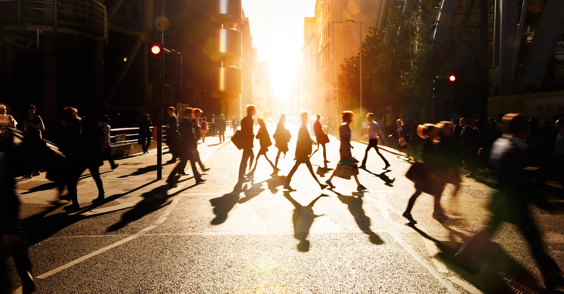 Des employés se rendent au travail en ville, au lever du soleil