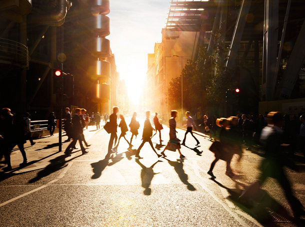 Des employés se rendent au travail en ville, au lever du soleil