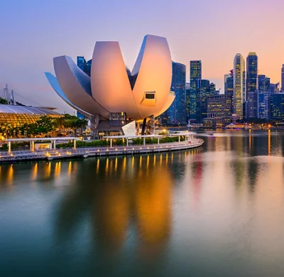 Vue sur l’horizon de Singapour depuis Marina Bay, au crépuscule.