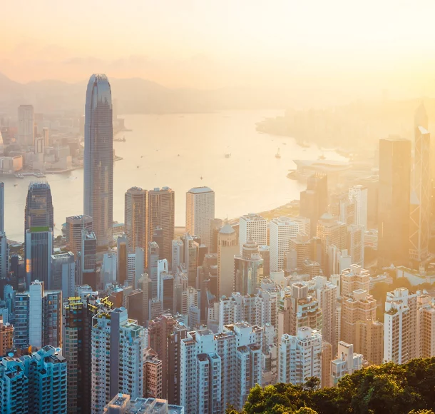 Vue aérienne des toits de Hong Kong au lever du soleil.