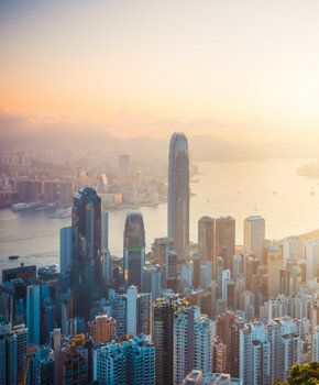 Vue aérienne des toits de Hong Kong au lever du soleil.
