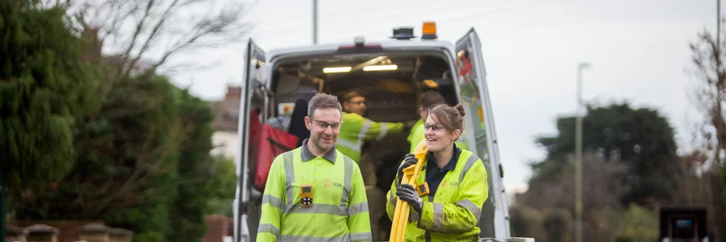 Des ingénieurs de SGN travaillent au remplacement des conduites principales de fer à gaz