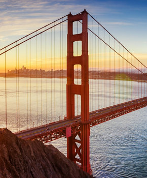 Golden Gate Bridge et le centre-ville de San Francisco au lever du soleil
