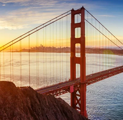 Golden Gate Bridge et le centre-ville de San Francisco au lever du soleil